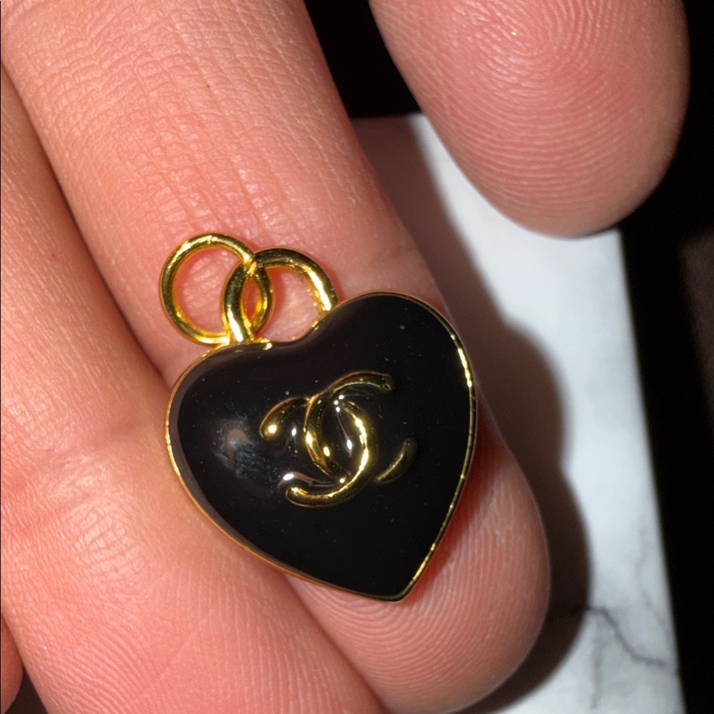 CHANEL Black and Gold Heart charms - Picture 7 of 7